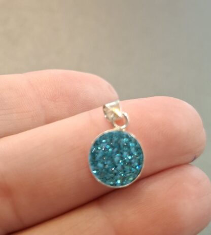 Ezüst kerek medál türkizkék Swarovski kristályokkal. 3732