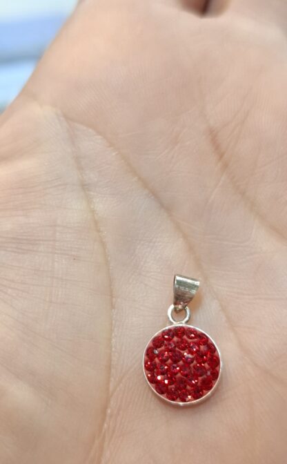 Ezüst medál, piros Swarovski kristályokkal.  3733