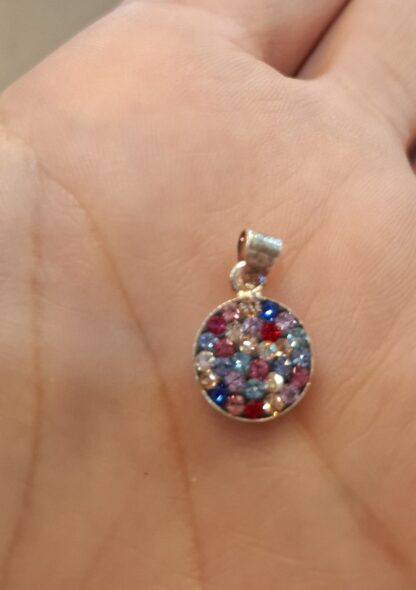 Ezüst kerek medál, színes Swarovski kristálokkal. 3734